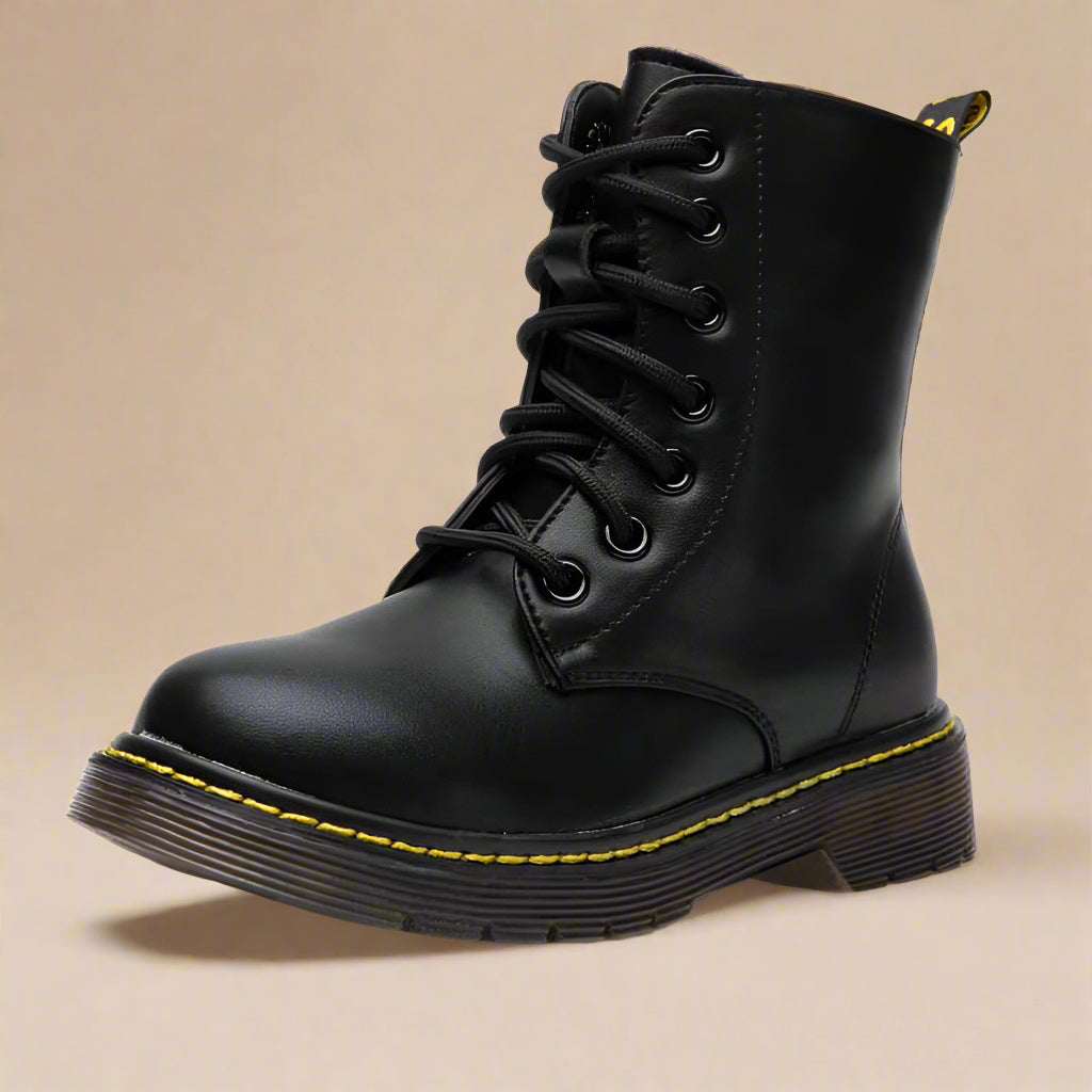 BlackLine– Stark&bequem– Schnürstiefel im Combat-Stil Mittlerer Schaft / 28 (17 cm / 3–4 Jahre) | Pädagogisches Holzspielzeug von Mein Kleines Baby