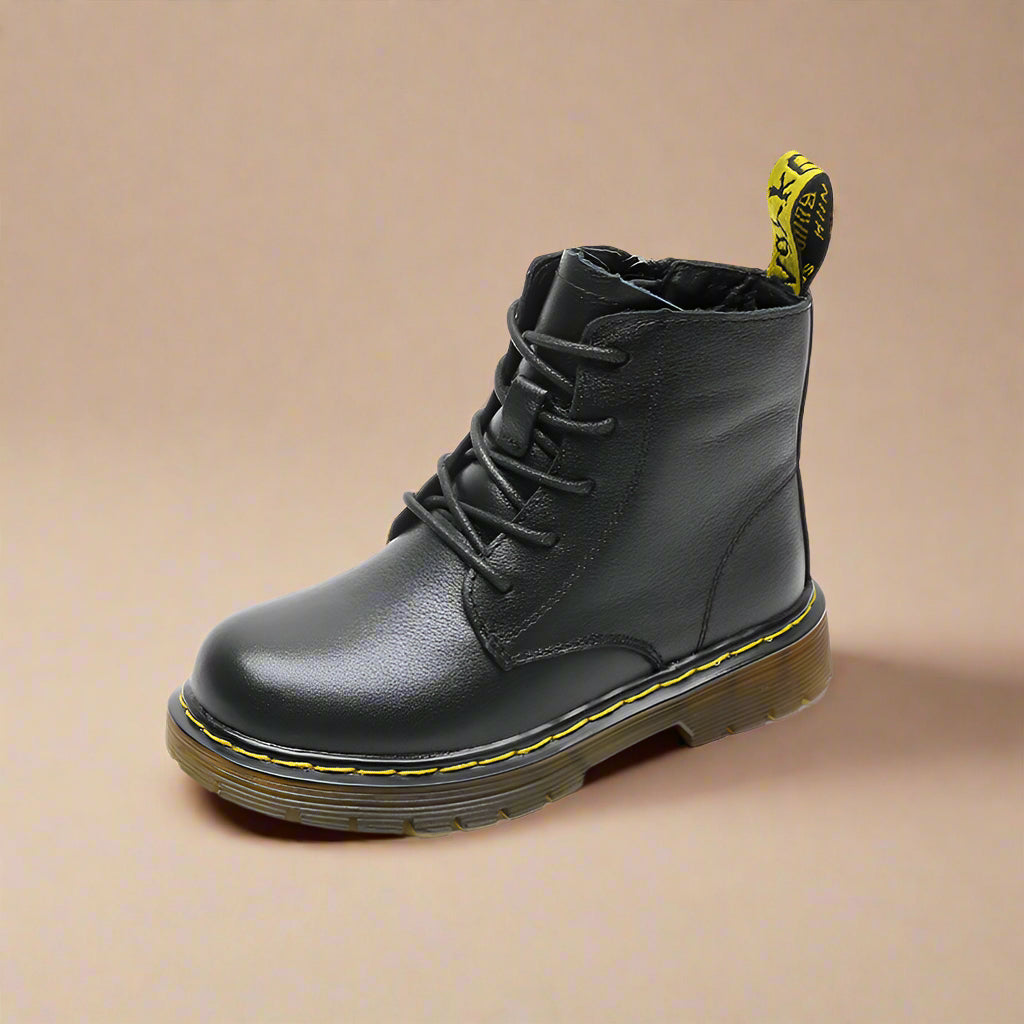 BlackLine– Stark&bequem– Schnürstiefel im Combat-Stil Nur / 34 (20 cm / 6.5–7 Jahre) | Pädagogisches Holzspielzeug von Mein Kleines Baby