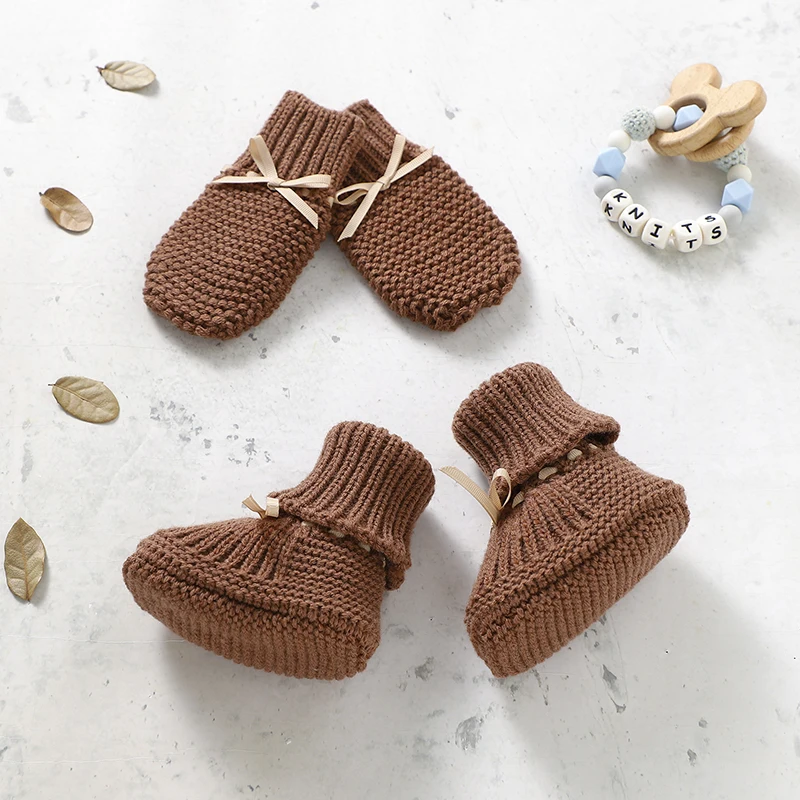 Booties & Mittens – Weich & warm – Handschuhe und Schuhe im Set Braun / 12 (3–6 Monate) | Pädagogisches Holzspielzeug von Mein Kleines Baby