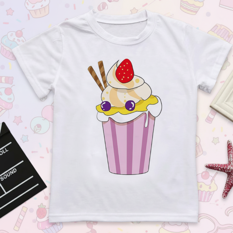 Boys & Girls Summer Tee – Bequem & Verspielt – Kinder-T-Shirt mit lustigem Aufdruck Cupcake-Genuss / 130 (7–8 Jahre) | Pädagogisches Holzspielzeug von Mein Kleines Baby