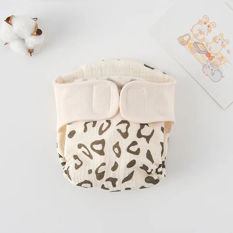 ComfyCotton – Vandtæt og sikker – Øvelsesbukser i økologisk bomuld Kaffe leopard / L (10-14.5kg) - 9-15 måneder | Pädagogisches Holzspielzeug von Mein Kleines Baby