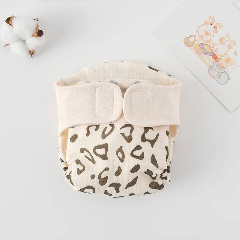 ComfyCotton – Vandtæt og sikker – Øvelsesbukser i økologisk bomuld Kaffe leopard / L (10-14.5kg) - 9-15 måneder | Pädagogisches Holzspielzeug von Mein Kleines Baby