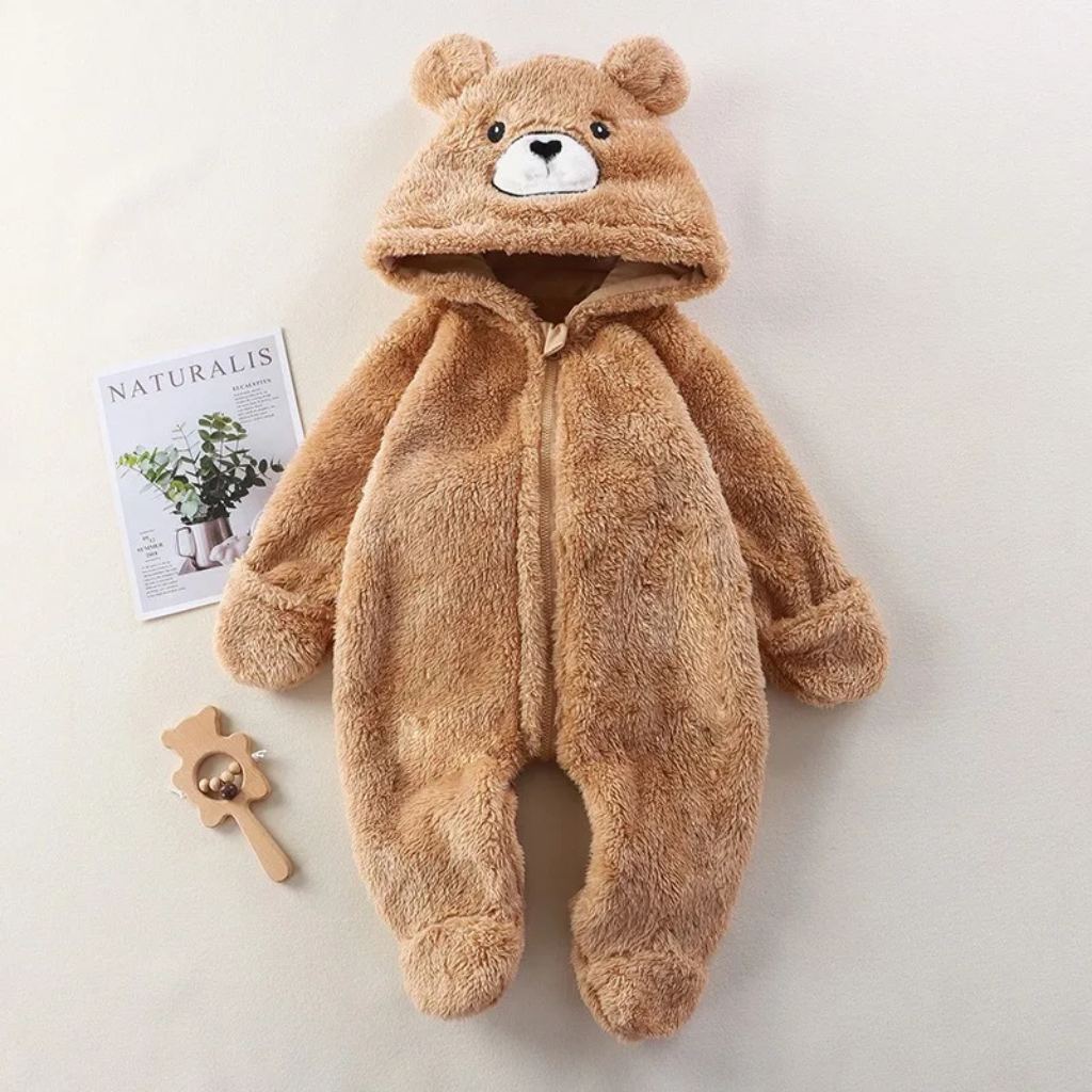 CozyBear – Weich & warm – Baby-Strampler mit Tier-Kapuze Bär / 66 (3–6 Monate) | Pädagogisches Holzspielzeug von Mein Kleines Baby