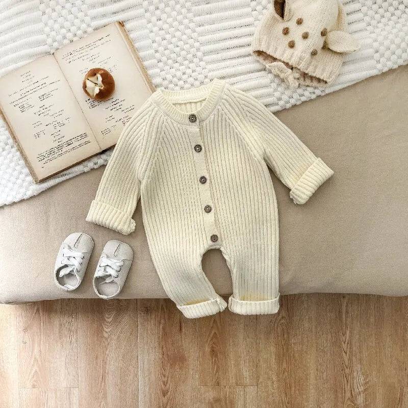CozyCotton – Komfortabel og stilfuld - Strikket Romper Beige hvid / 73 (6-9 måneder) | Pädagogisches Holzspielzeug von Mein Kleines Baby