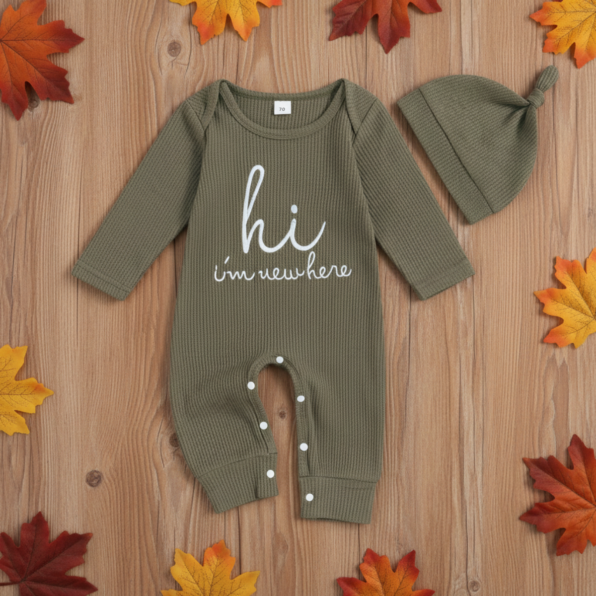 CuddleBaby – Hallo, ich bin neu hier – Set aus Baby-Strampler und Mütze 80 (6–9 Monate) / Grün | Pädagogisches Holzspielzeug von Mein Kleines Baby