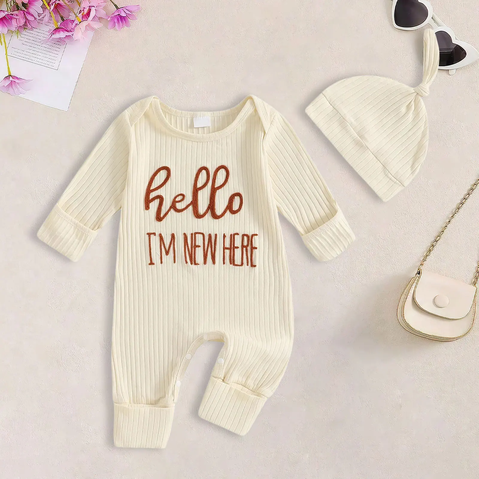 CuddleBaby – Hallo, ich bin neu hier – Set aus Baby-Strampler und Mütze Beige / 60 (0–3 Monate) | Pädagogisches Holzspielzeug von Mein Kleines Baby