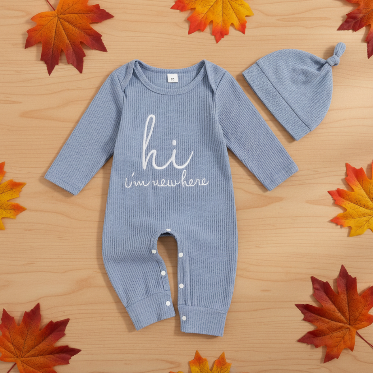 CuddleBaby – Hallo, ich bin neu hier – Set aus Baby-Strampler und Mütze Hellblau / 70 (3–6 Monate) | Pädagogisches Holzspielzeug von Mein Kleines Baby