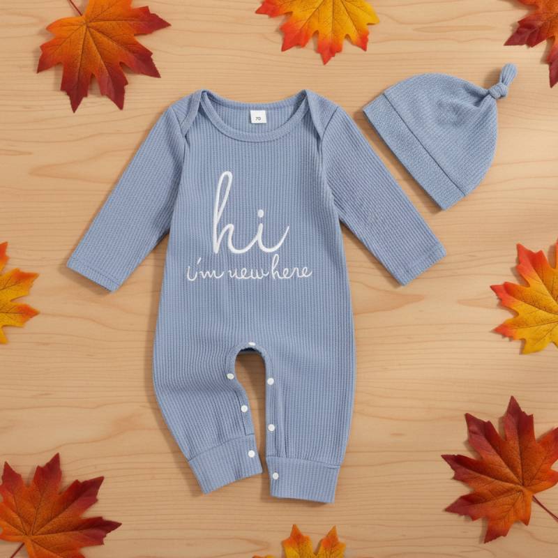 CuddleBaby – Hallo, ich bin neu hier – Set aus Baby-Strampler und Mütze Hellblau / 90 (9–12 Monate) | Pädagogisches Holzspielzeug von Mein Kleines Baby