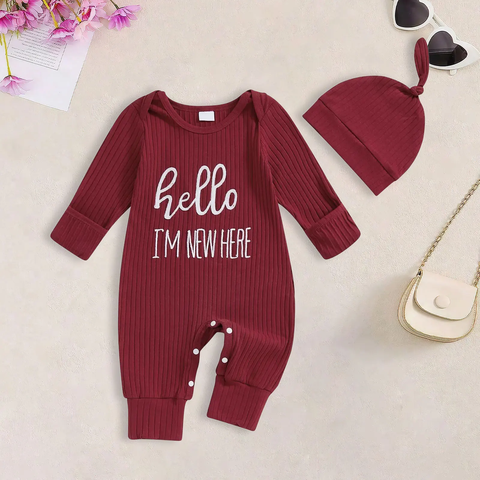 CuddleBaby – Hallo, ich bin neu hier – Set aus Baby-Strampler und Mütze Rot / 80 (6–9 Monate) | Pädagogisches Holzspielzeug von Mein Kleines Baby