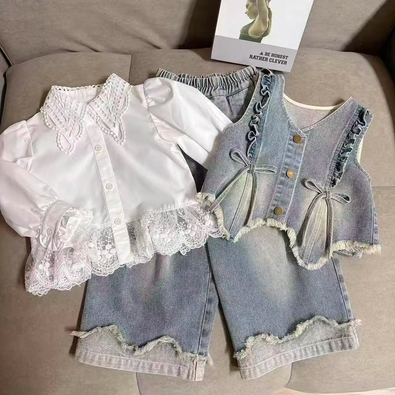 DenimBelle – Trendig & niedlich – 3-teiliges Kinderset aus Denim 90 (2–3 Jahre) | Pädagogisches Holzspielzeug von Mein Kleines Baby