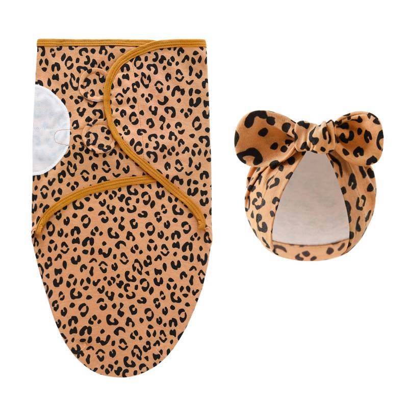 DreamNest– Ruhe&Komfort– Luxuriöses Wickeltuch mit Mütze Brauner Leopard | Pädagogisches Holzspielzeug DreamNest– Ruhe&Komfort– Luxuriöses Wickeltuch mit Mütze Brauner Leopard | Pädagogisches Holzspielzeug von Mein Kleines Baby