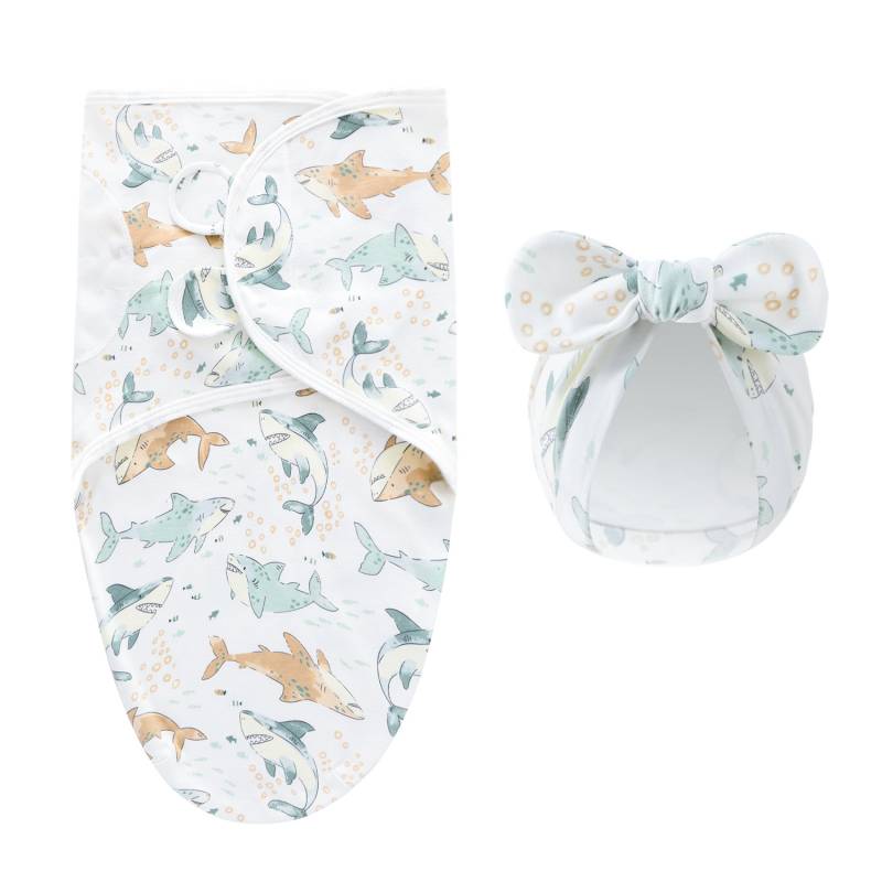 DreamNest– Ruhe&Komfort– Luxuriöses Wickeltuch mit Mütze Haifischmuster | Pädagogisches Holzspielzeug DreamNest– Ruhe&Komfort– Luxuriöses Wickeltuch mit Mütze Haifischmuster | Pädagogisches Holzspielzeug von Mein Kleines Baby