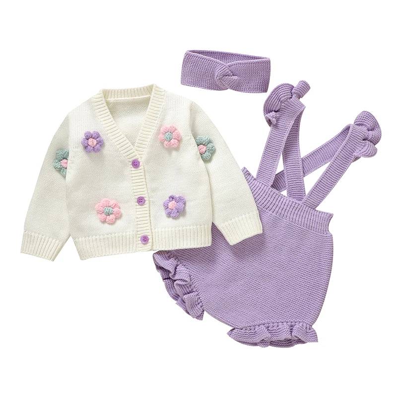 FloraKnit – Weich & niedlich – Baby-Outfit mit Strickjacke, Latzhose und Haarband Lila / 68 (3–6 Monate) | Pädagogisches Holzspielzeug von Mein Kleines Baby
