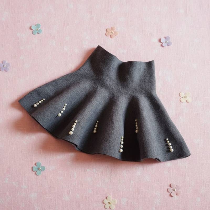 Girls Knitted Skirt – Komfort & stil – Børneskørt Grå / Perleprik / 140 (6–7 år) | Pädagogisches Holzspielzeug von Mein Kleines Baby