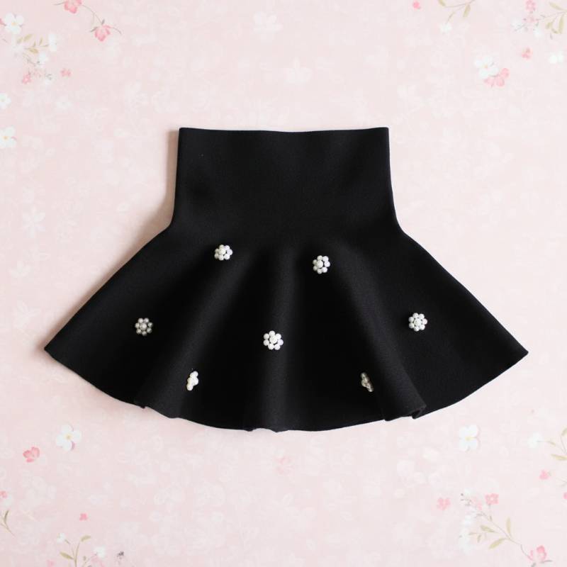 Girls Knitted Skirt – Komfort & stil – Børneskørt Sort / Perleblomst / 110 (2–3 år) | Pädagogisches Holzspielzeug von Mein Kleines Baby