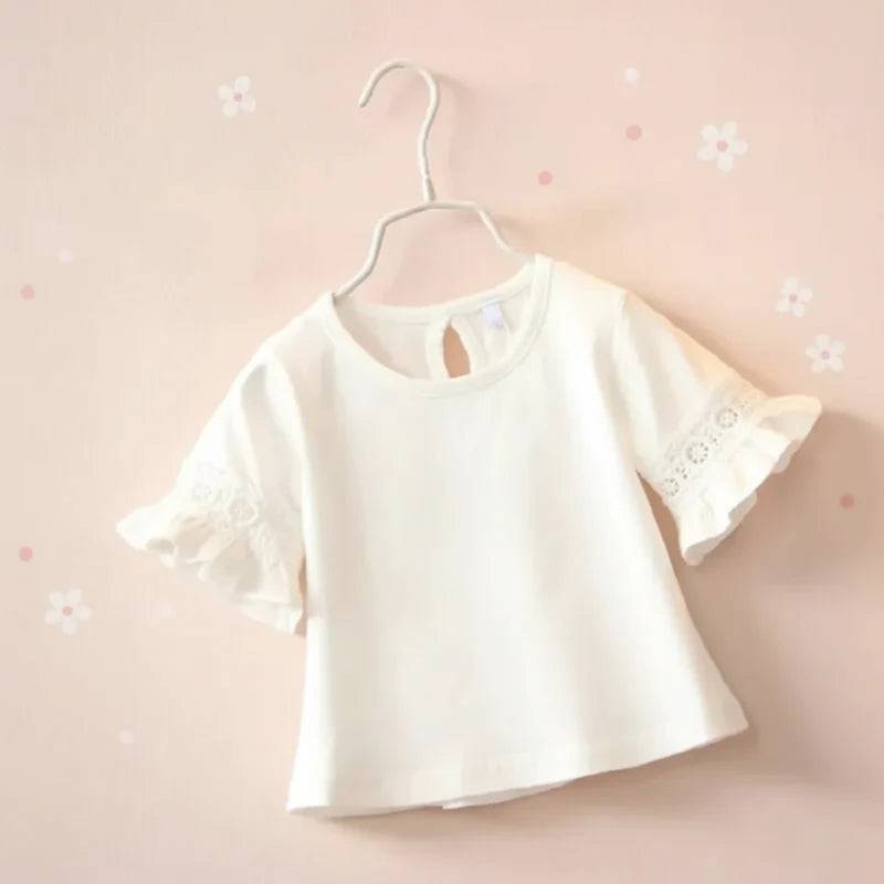 Girls Trumpet Sleeve Top – Elegant & Komfort – Spitzenärmel Weiß / 130 (6–7 Jahre) | Pädagogisches Holzspielzeug von Mein Kleines Baby