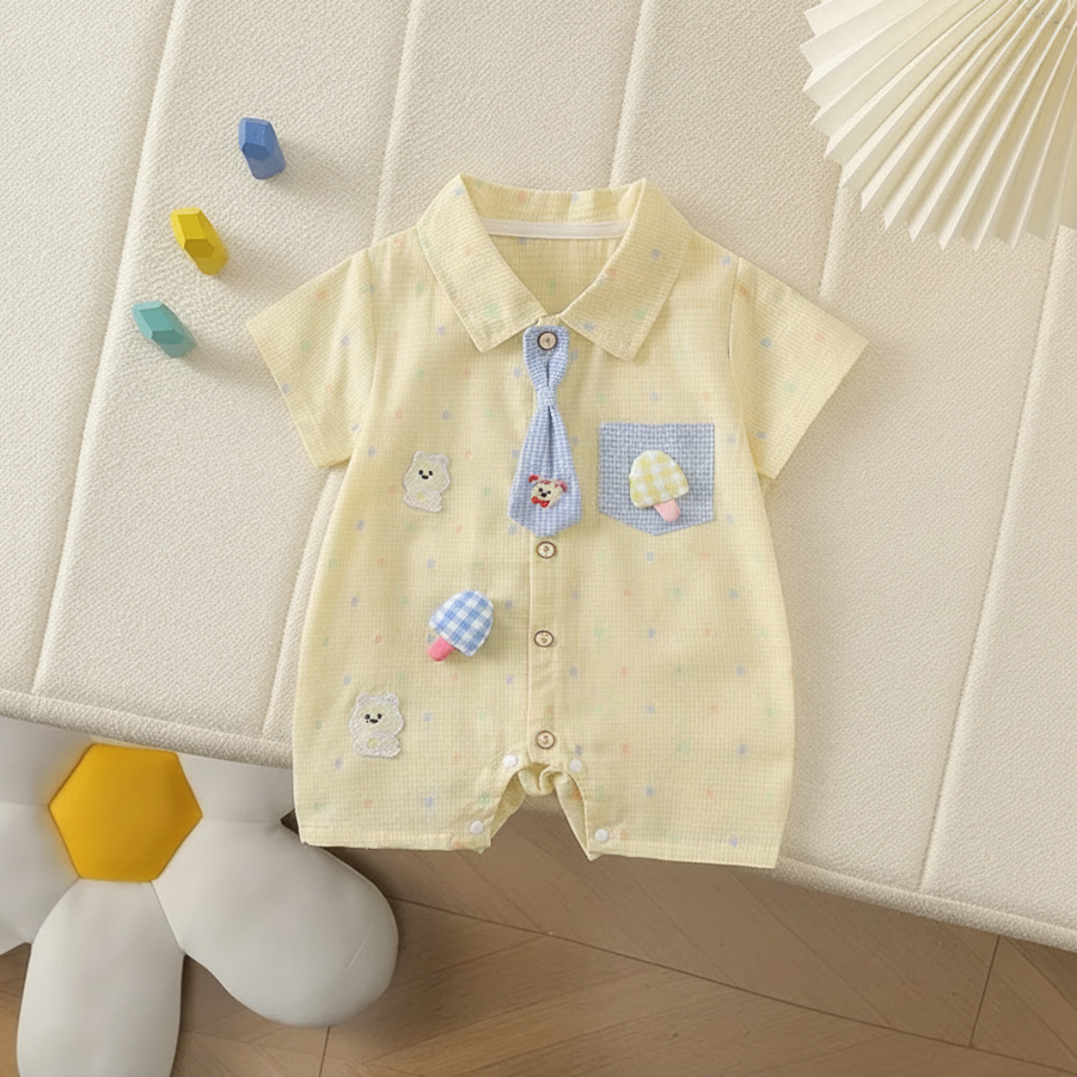 KiddoStyle – Niedlich & weich – Kinder-Jumpsuit mit Krawatte und Aufnäher Gelb / 80 (9–12 Monate) | Pädagogisches Holzspielzeug von Mein Kleines Baby