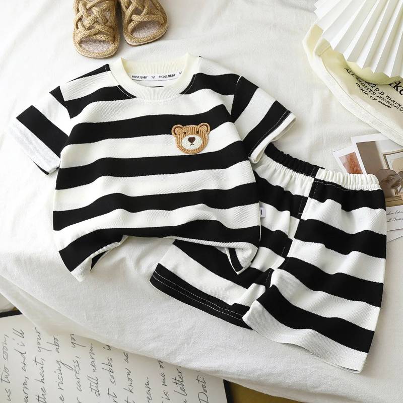 Kids Stripe Outfit – Trendy & bequem – Sommeroutfit für Kinder Dicke schwarze Streifen / 130 (3–4 Jahre) | Pädagogisches Holzspielzeug von Mein Kleines Baby