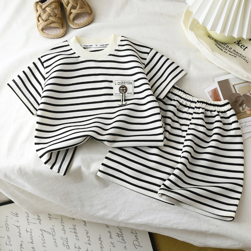 Kids Stripe Outfit – Trendy & komfortabelt – Sommeroutfit til børn Hvide tykke striber / 80 (3–6 måneder) | Pädagogisches Holzspielzeug von Mein Kleines Baby