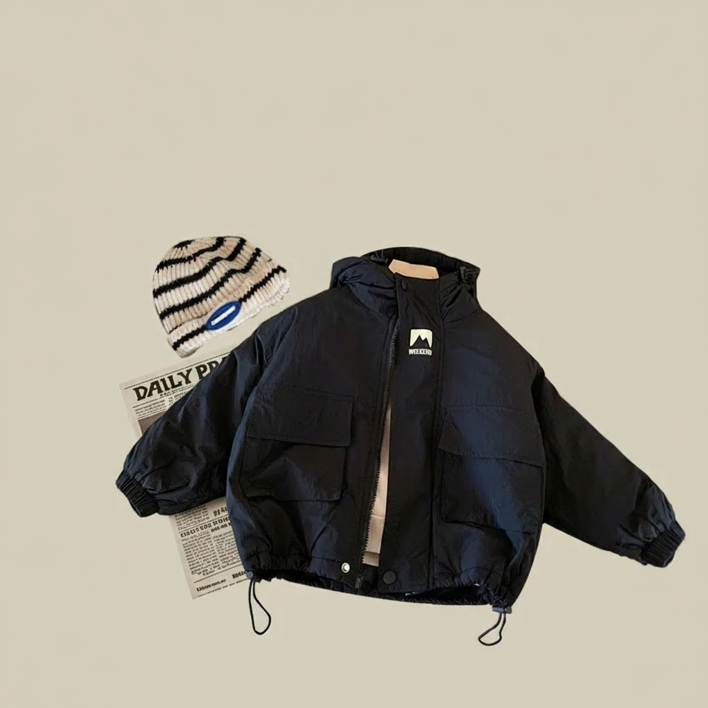 LiloWear– Winddicht&wasserabweisend– Kinderwindjacke mit Kapuze Schwarz / 130 (5-6 Jahre) | Pädagogisches Holzspielzeug von Mein Kleines Baby