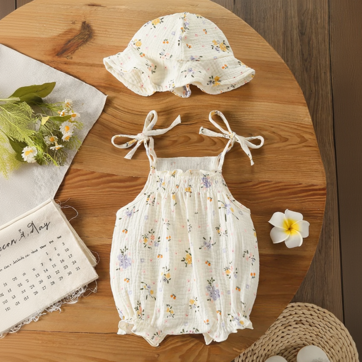 LittleBlossom – Sommerlich, bequem und stilvoll – Baby-Sling-Body mit Hut Blumenmotiv / 66 (3–6 Monate) | Pädagogisches Holzspielzeug von Mein Kleines Baby