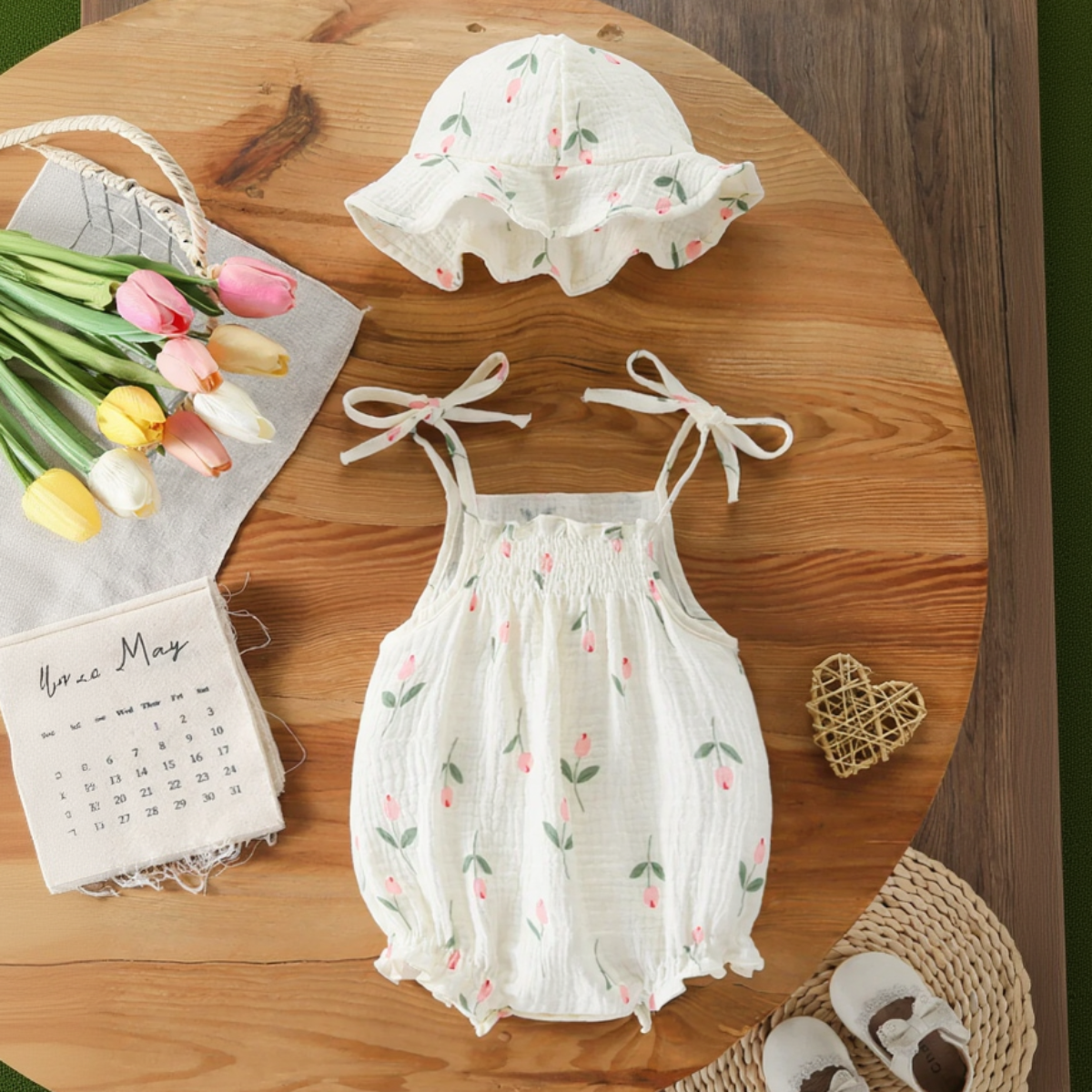 LittleBlossom – Sommerlich, bequem und stilvoll – Baby-Sling-Body mit Hut Tulpe / 66 (3–6 Monate) | Pädagogisches Holzspielzeug von Mein Kleines Baby