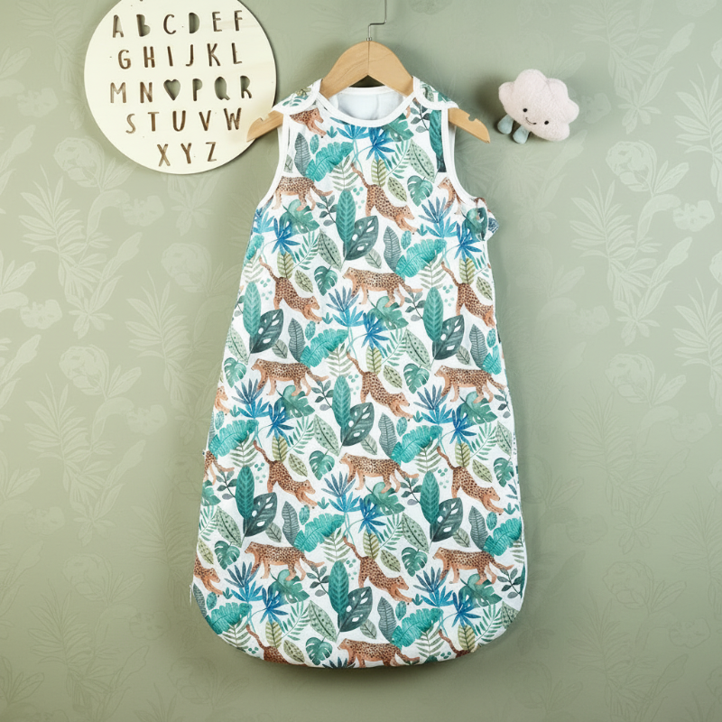 LittleDreams – Weich & atmungsaktiv – Ärmelloser Babyschlafsack Dschungel / M (6–12 Monate) | Pädagogisches Holzspielzeug von Mein Kleines Baby