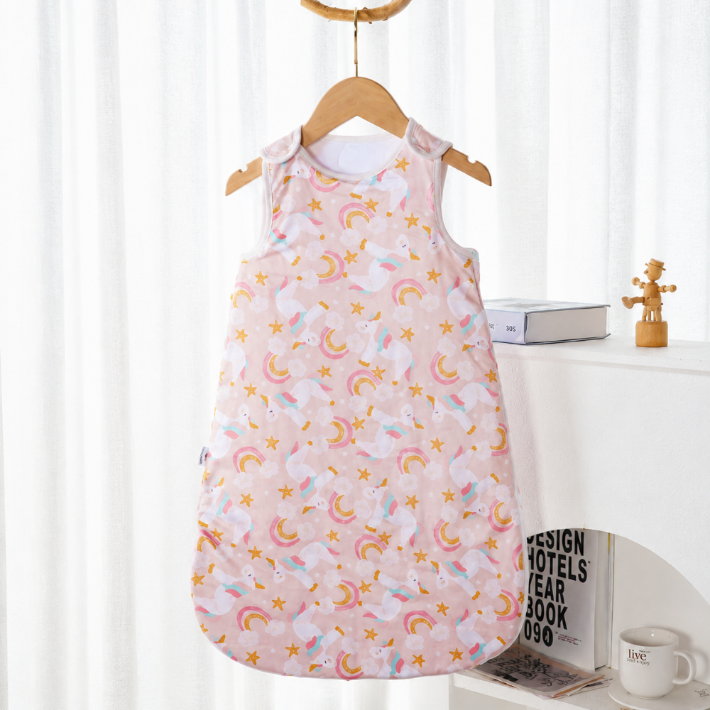 LittleDreams – Weich & atmungsaktiv – Ärmelloser Babyschlafsack Einhorn / M (6–12 Monate) | Pädagogisches Holzspielzeug von Mein Kleines Baby