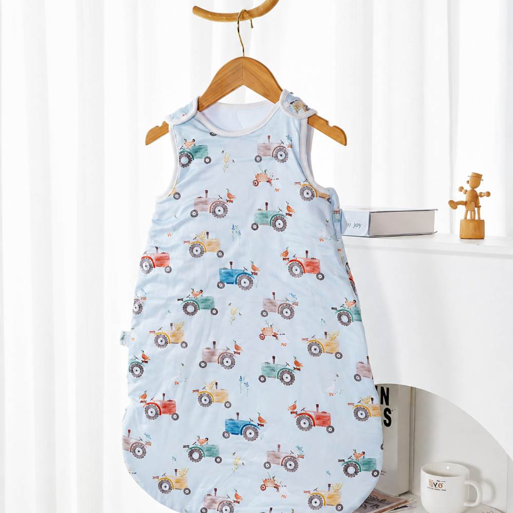 LittleDreams – Weich & atmungsaktiv – Ärmelloser Babyschlafsack Traktor / S (0–6 Monate) | Pädagogisches Holzspielzeug von Mein Kleines Baby