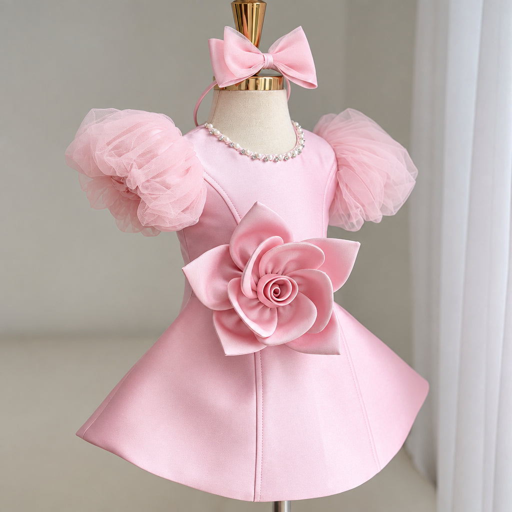 LittleRose – Elegant & festlich – Mädchenkleid mit 3D-Blume und Puffärmeln Rosa / 140 (8–9 Jahre) | Pädagogisches Holzspielzeug von Mein Kleines Baby