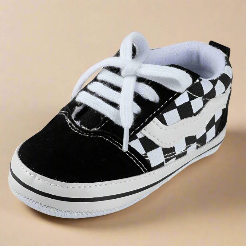 LittleTrend– Süß&sicher– Baby-Sneakers Schwarz kariert / 0-6 Monate | Pädagogisches Holzspielzeug LittleTrend– Süß&sicher– Baby-Sneakers Schwarz kariert / 0-6 Monate | Pädagogisches Holzspielzeug von Mein Kleines Baby