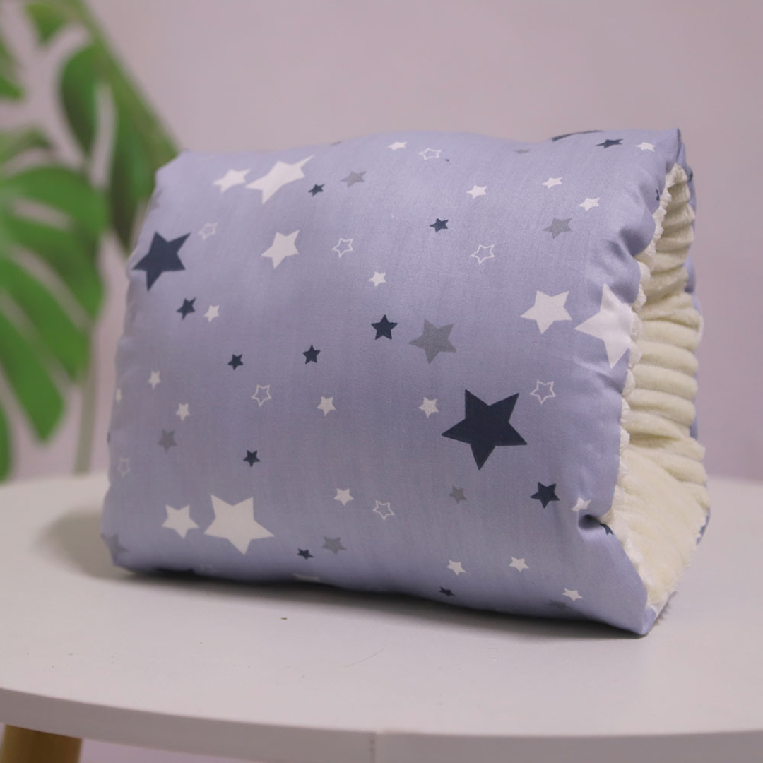 MamáEase – Ergonomisch&weich– Stillkissen für Babys Graue Sterne | Pädagogisches Holzspielzeug von Mein Kleines Baby