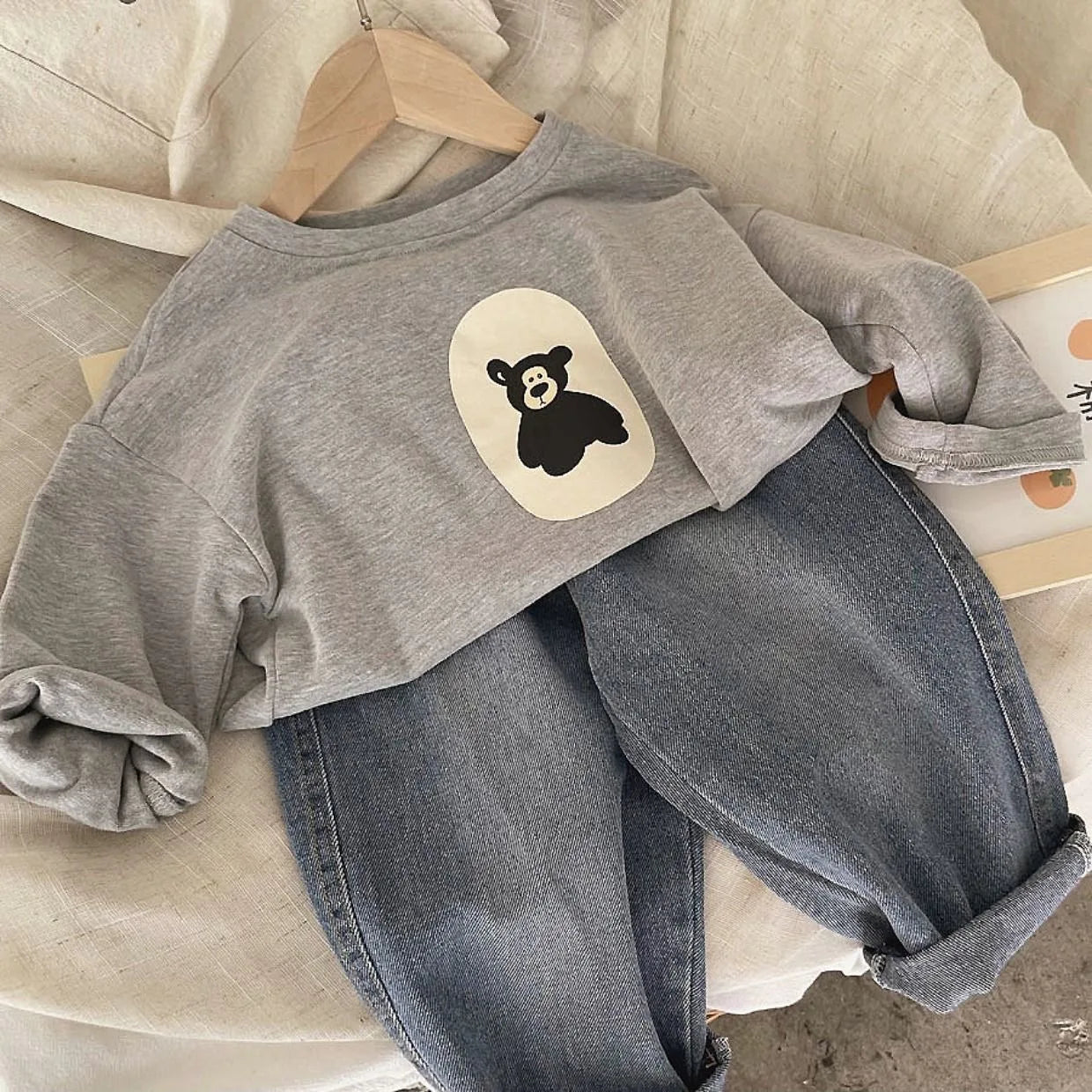 Mini Fashion™ - Bärendruck - Pullover Grau / 140 (7 Jahr) | Pädagogisches Holzspielzeug von Mein Kleines Baby