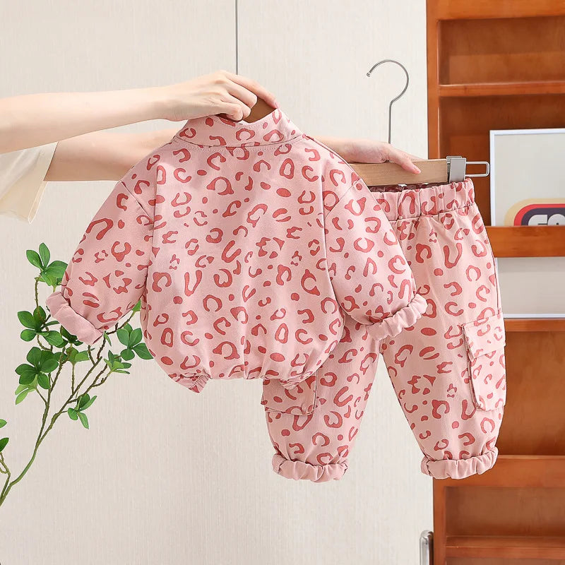 Mini Fashion™ - Cooles Leopardenmuster - 2-teiliges Bekleidungsset Rosa / 110 (4 Jahre) | Pädagogisches Holzspielzeug von Mein Kleines Baby