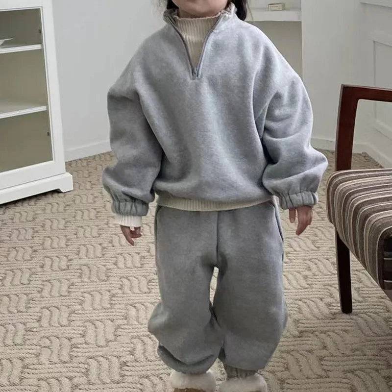 Mini Fashion™ - Fleece træningsdragt med lynlås Grå / 130 (6 år) | Pädagogisches Holzspielzeug von Mein Kleines Baby