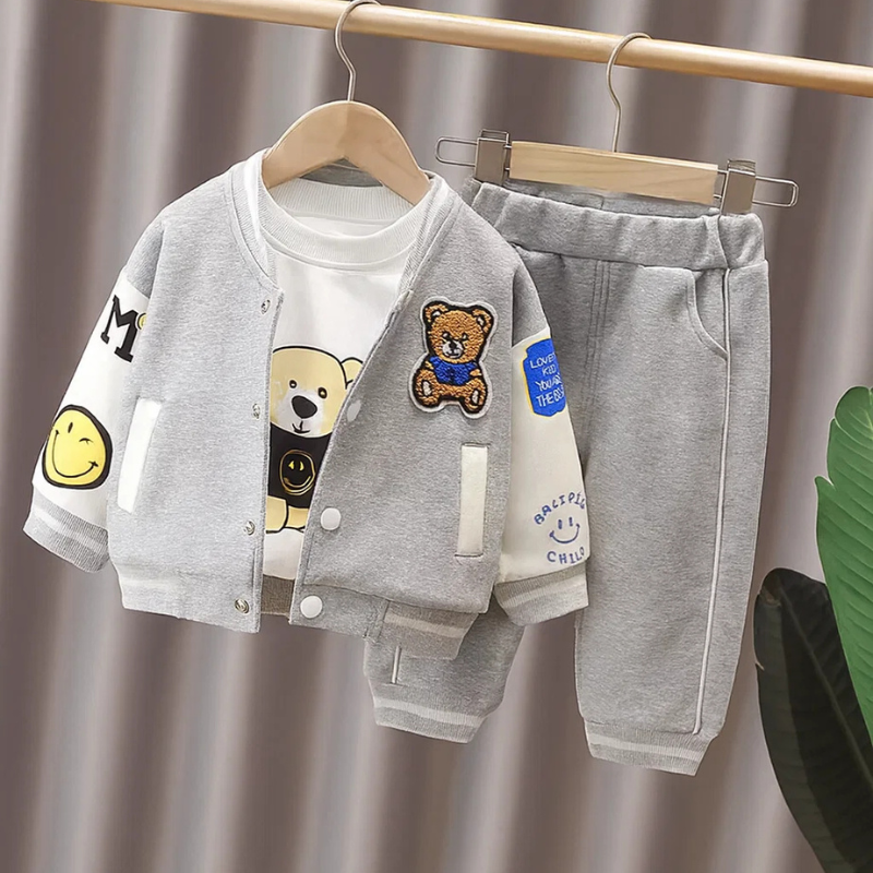 Mini Fashion™ - Kleinkind & Abenteuer - 3-teiliges Bekleidungsset Grauer Baseballbär / 100 (3 Jahre) | Pädagogisches Holzspielzeug von Mein Kleines Baby
