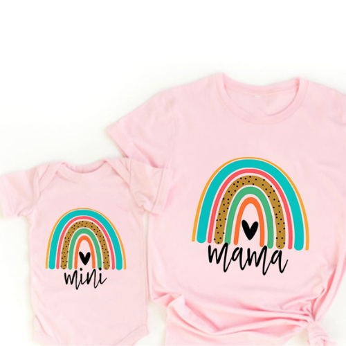 Mini Fashion™ - Mama&Tochter - Passendes Shirt&Strampler Rosa - Bunter Regenbogen / Babies 40 - (3-6 Monate) | Pädagogisches Holzspielzeug von Mein Kleines Baby