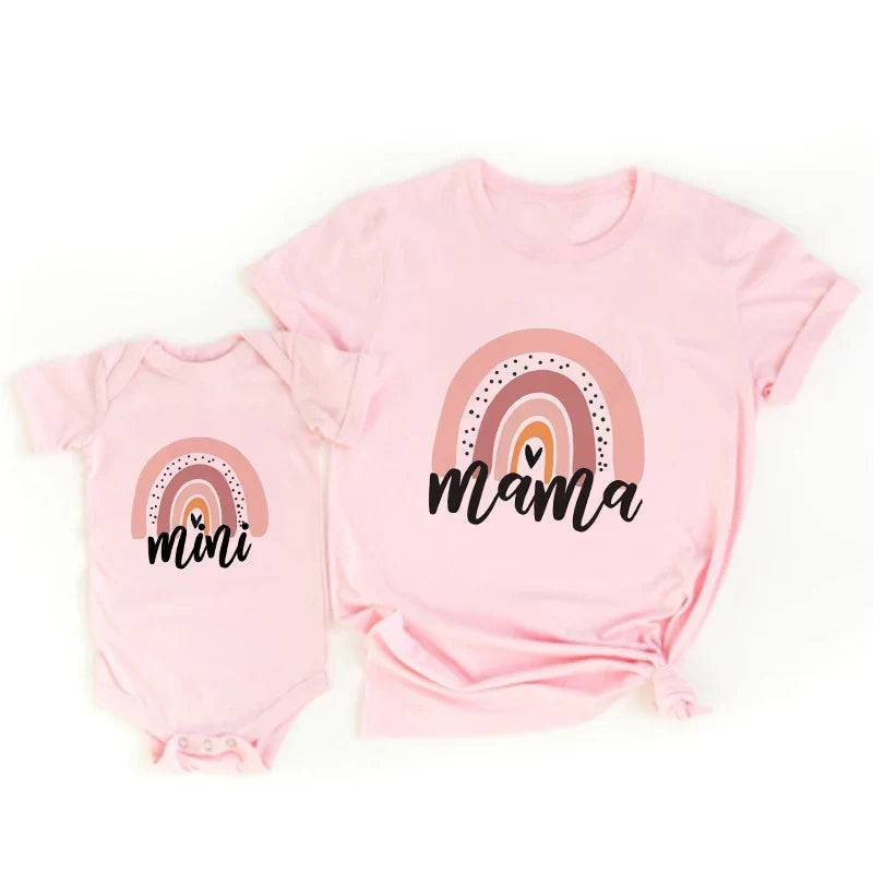 Mini Fashion™ - Mama&Tochter - Passendes Shirt&Strampler Rosa - Regenbogen mit Aufdruck / Babies 50 - (6-9 Monate) | Pädagogisches Holzspielzeug von Mein Kleines Baby