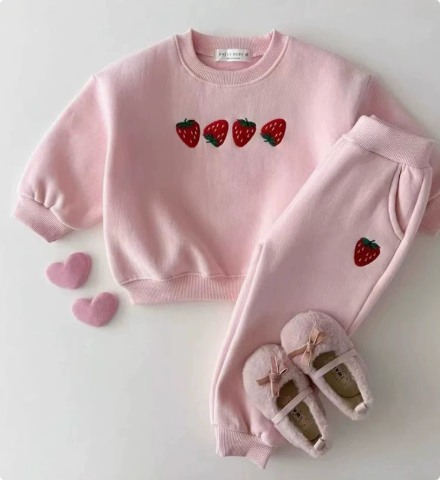 Mini Fashion™ - Sødt jordbærdesign - Sweatshirt Lyserød (bukser og trøje) / 120 (5 År) | Pädagogisches Holzspielzeug von Mein Kleines Baby