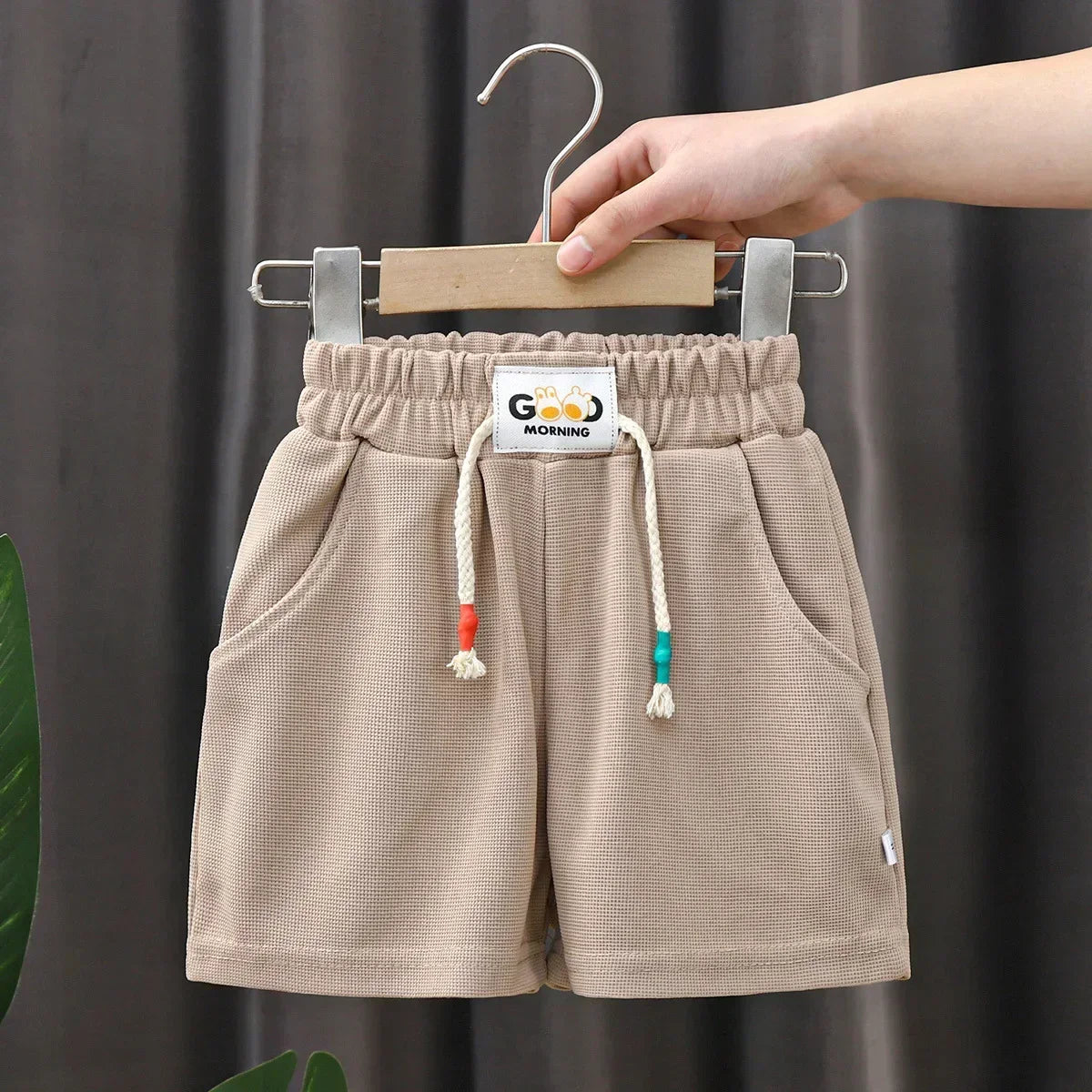 Mini Fashion™ - Superbequeme Jogginghose - Kurze Hose Khaki / 100 | Pädagogisches Holzspielzeug von Mein Kleines Baby