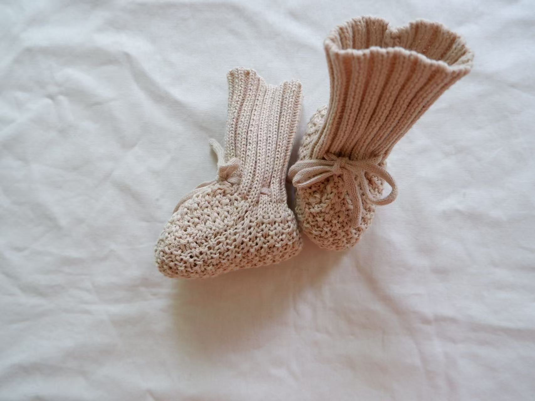 Mini Fashion™ - Warm&Stylisch - Gestrickte Babyschuhe Hellgrau - Weiß / S (0-6 Monate) | Pädagogisches Holzspielzeug von Mein Kleines Baby
