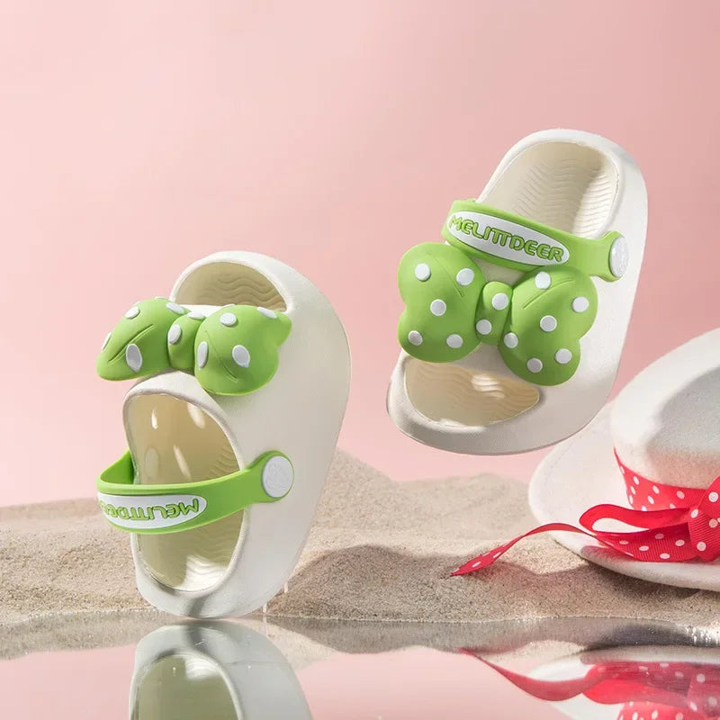 Mini Fashion– Fröhlich&sicher– Polka-Strandpantoffeln Grün / 160 (3-4 Jahre) | Pädagogisches Holzspielzeug von Mein Kleines Baby