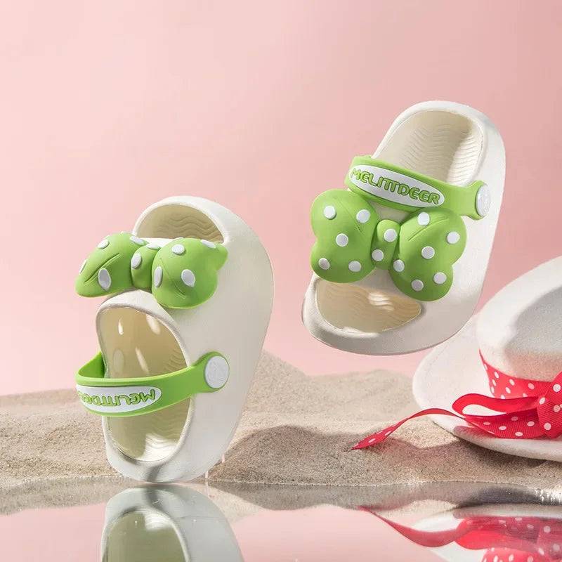 Mini Fashion– Fröhlich&sicher– Polka-Strandpantoffeln Grün / 160 (3-4 Jahre) | Pädagogisches Holzspielzeug von Mein Kleines Baby