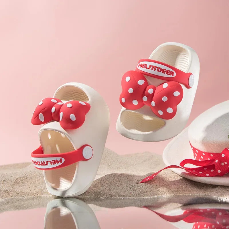 Mini Fashion– Fröhlich&sicher– Polka-Strandpantoffeln Rosa / 130 (12-18 Monate) | Pädagogisches Holzspielzeug von Mein Kleines Baby