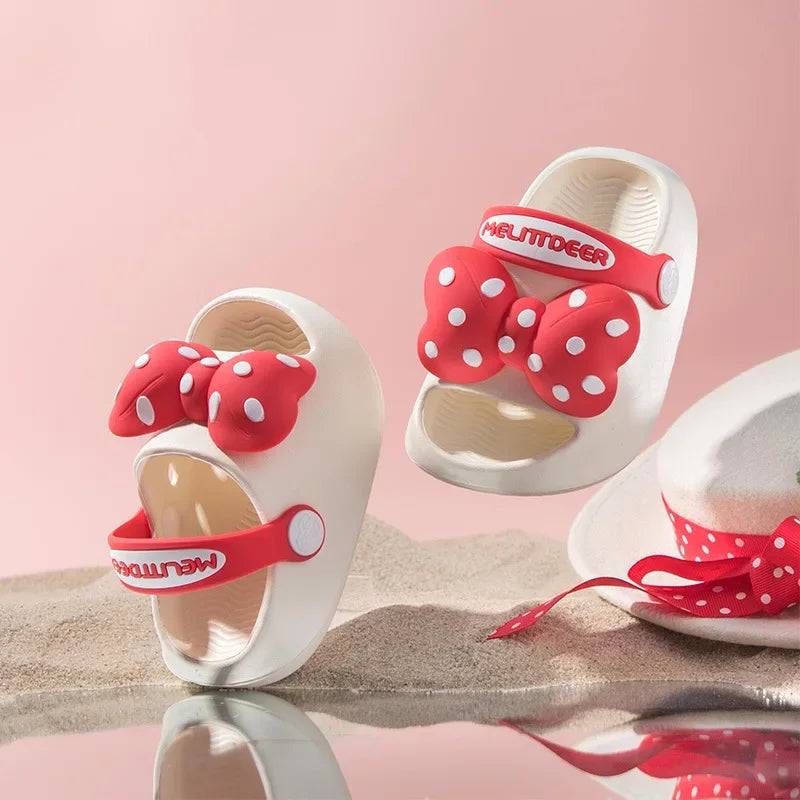Mini Fashion– Fröhlich&sicher– Polka-Strandpantoffeln Rosa / 130 (12-18 Monate) | Pädagogisches Holzspielzeug von Mein Kleines Baby