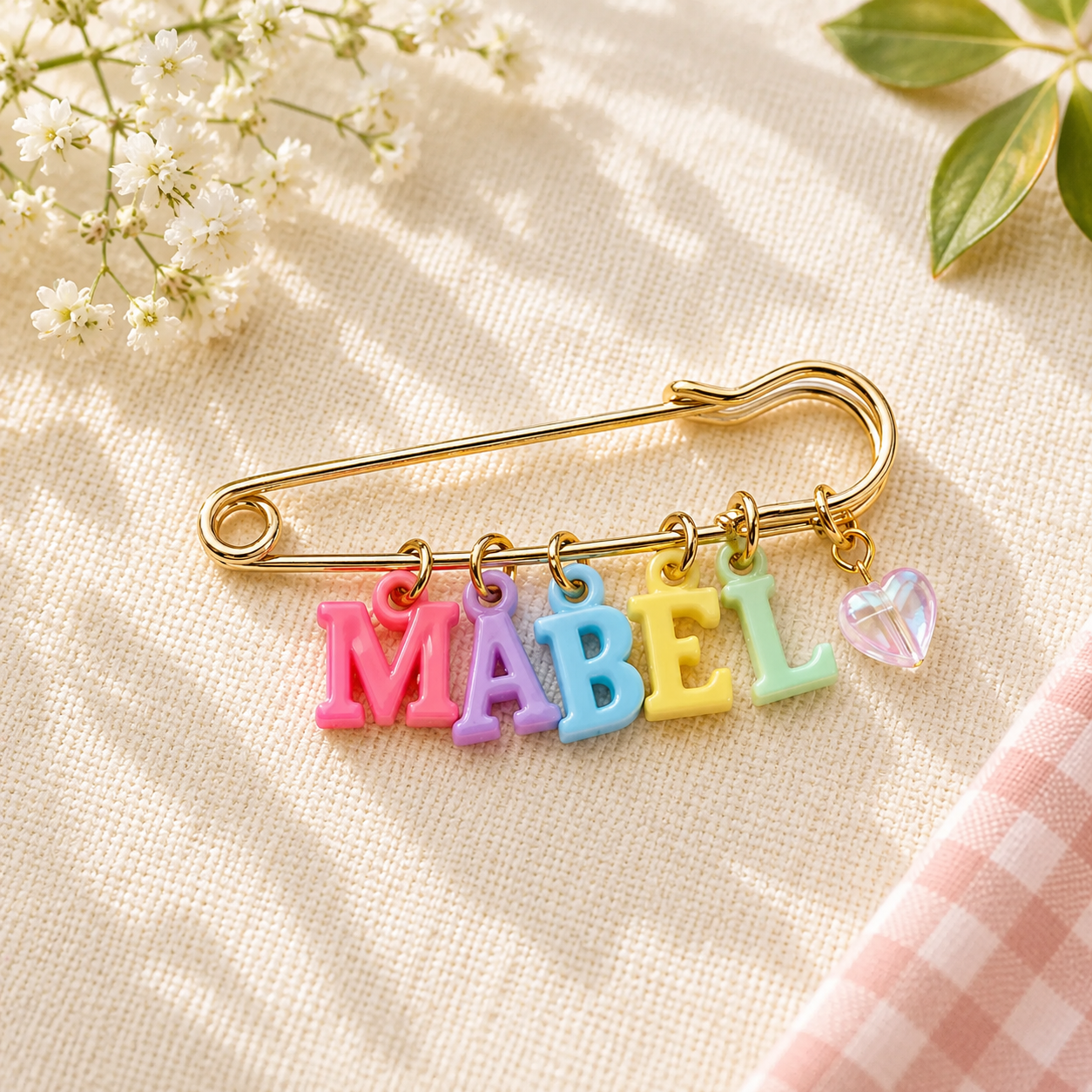 Personalized Charm Pin – Persönlich & stilvoll – Namensbrosche Weißes Herz | Pädagogisches Holzspielzeug Personalized Charm Pin – Persönlich & stilvoll – Namensbrosche Weißes Herz | Pädagogisches Holzspielzeug von Mein Kleines Baby