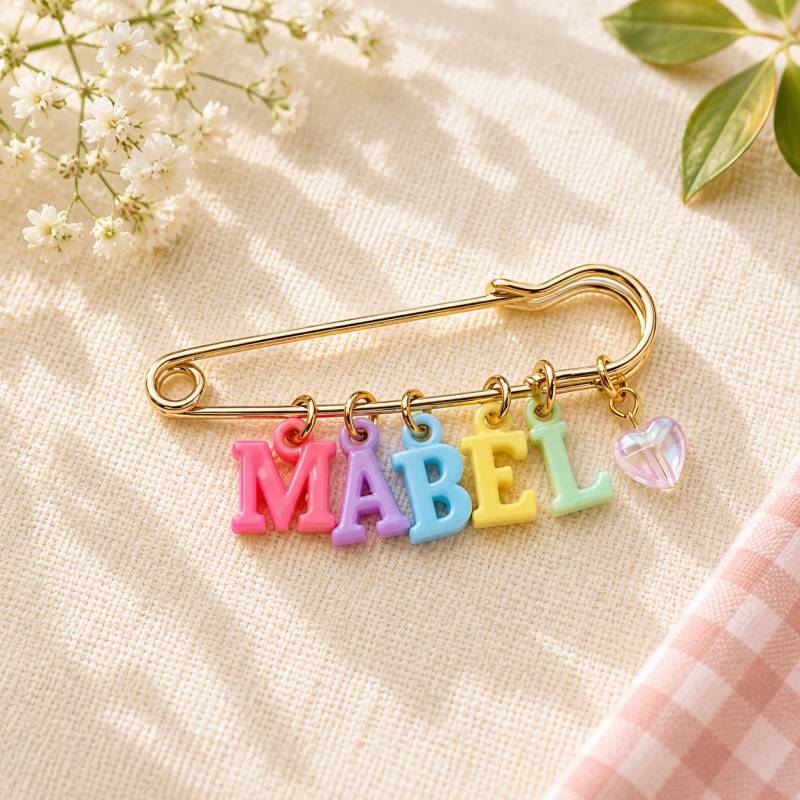 Personalized Charm Pin – Persönlich & stilvoll – Namensbrosche Weißes Herz | Pädagogisches Holzspielzeug Personalized Charm Pin – Persönlich & stilvoll – Namensbrosche Weißes Herz | Pädagogisches Holzspielzeug von Mein Kleines Baby