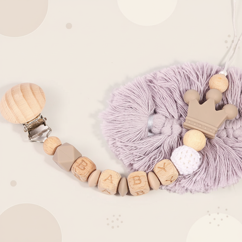 Personalized Pacifier Chain– Sicher&stilvoll– Personalisierte Schnullerkette Braun | Pädagogisches Holzspielzeug von Mein Kleines Baby