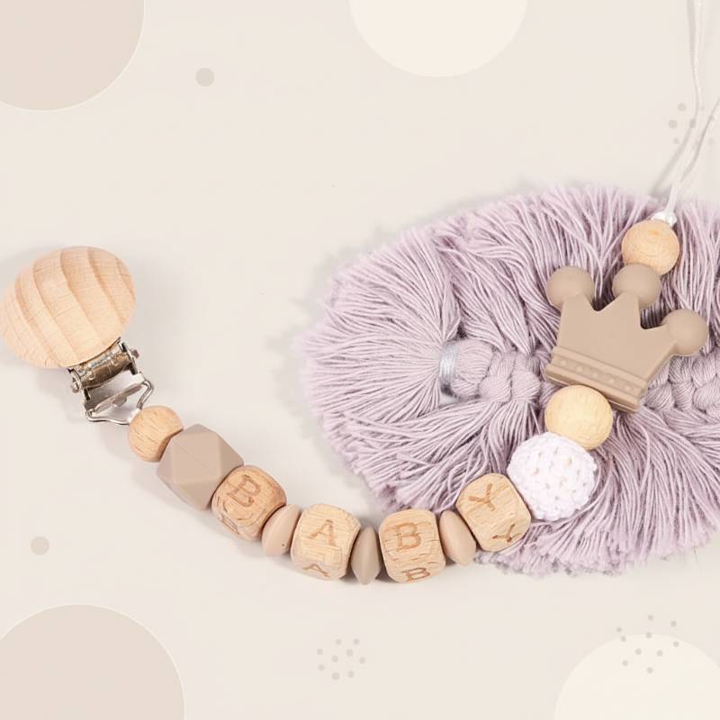 Personalized Pacifier Chain– Sicher&stilvoll– Personalisierte Schnullerkette Braun | Pädagogisches Holzspielzeug von Mein Kleines Baby