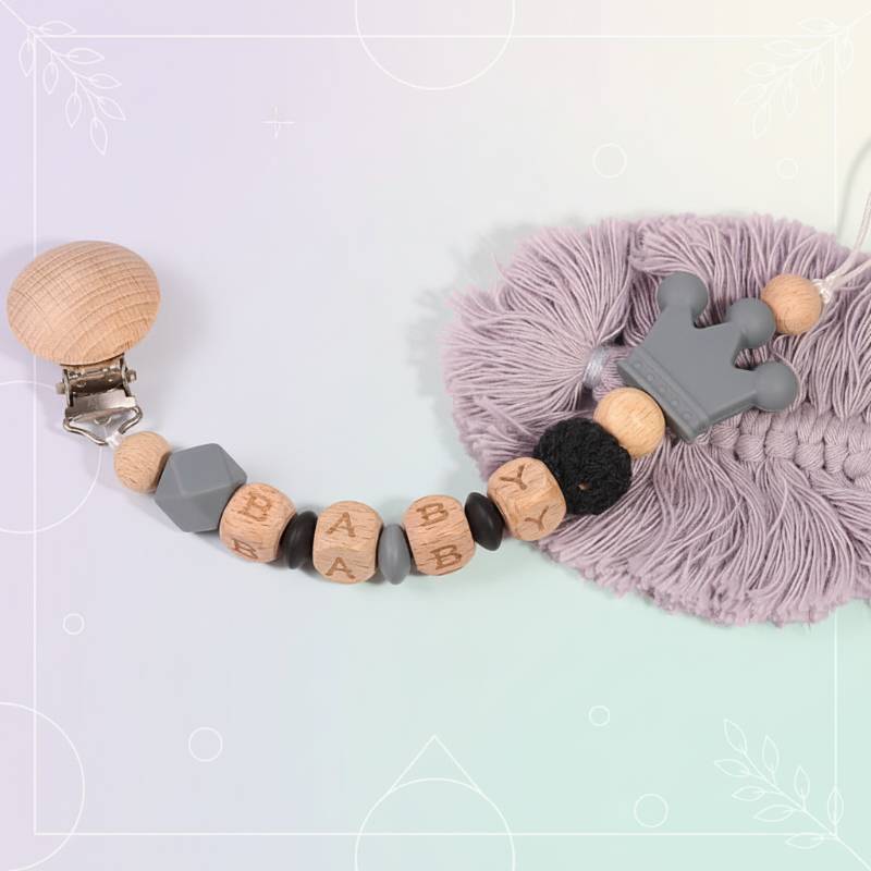 Personalized Pacifier Chain– Sicher&stilvoll– Personalisierte Schnullerkette Grau | Pädagogisches Holzspielzeug von Mein Kleines Baby